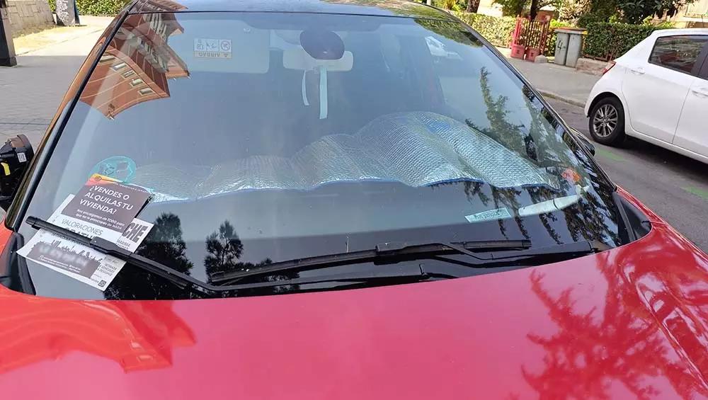publicidad en parabrisas de autos - Cómo evitar el reflejo del tablero en el parabrisas
