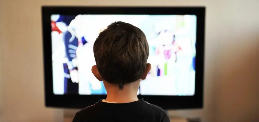 <b>Comida rápida y anuncios en TV</b>: Una mirada a la publicidad y su impacto en la salud - Cómo influye la televisión en el consumo de alimentos comida rapida y los anuncios en tv - Cómo influye la televisión en el consumo de alimentos