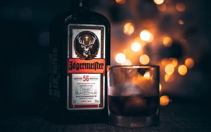 Jägermeister Publicidad: Historia, Composición y Éxito de una Marca icónica - Cómo se debe tomar el Jägermeister jagermeister publicidad - Cómo se debe tomar el Jägermeister