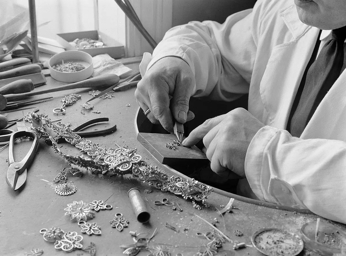 Anillos: Significado, Marcas y el Arte de la Joyería - Cómo se les llama a las personas que hacen anillos publicidad de anillos - Cómo se les llama a las personas que hacen anillos