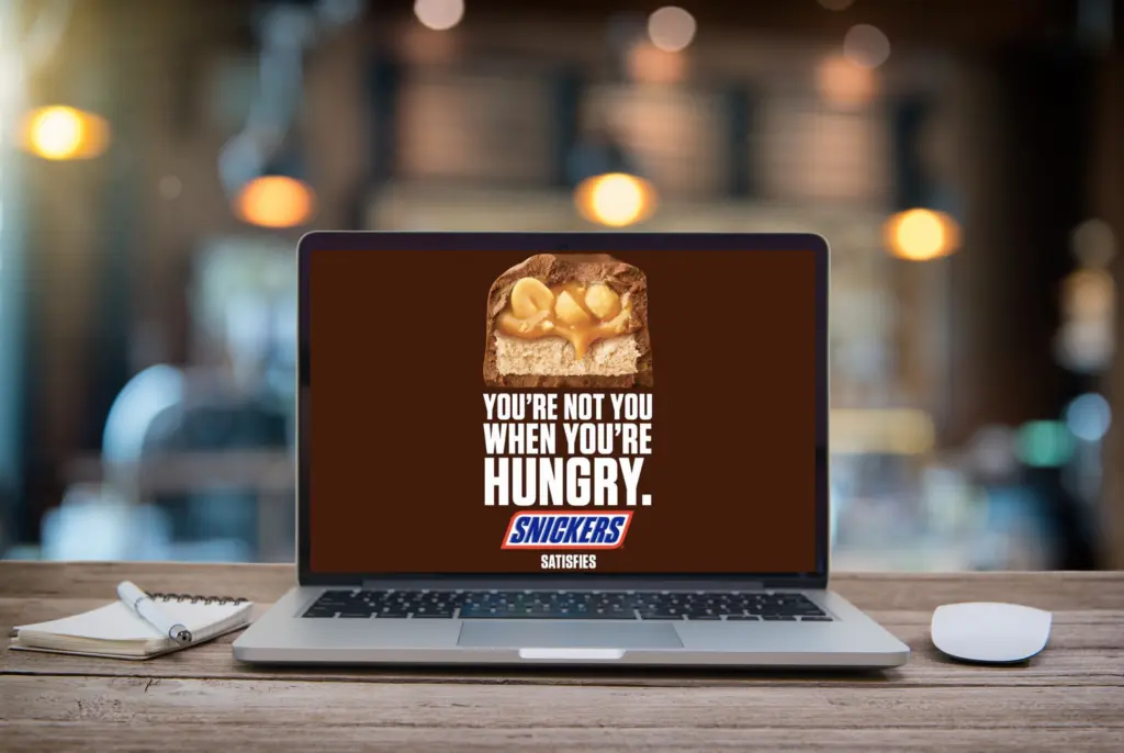 La Historia del Éxito de Snickers: De la Granja a la Fama Mundial - Cuál es el público objetivo de Snickers publicidad snickers - Cuál es el público objetivo de Snickers