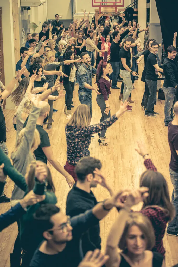 Aprende a Bailar Salsa: Guía Completa para Principiantes y Expertos - Cuál es la vestimenta de la salsa publicidad clases de salsa - Cuál es la vestimenta de la salsa