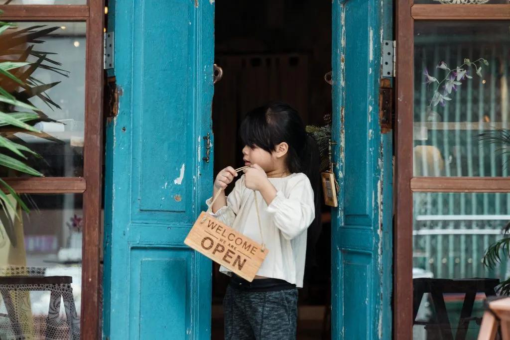 <b>Marketing con colgadores de puerta</b>: Una guía completa para potenciar tu negocio - La gente todavía utiliza colgadores de puertas door hanger marketing - La gente todavía utiliza colgadores de puertas