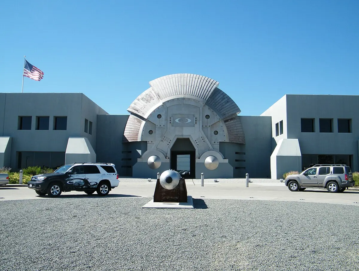 <b>Oakley Marketing</b>: Un Análisis Completo de la Estrategia de una Marca Icónica - Oakley sigue en el negocio oakley marketing - Oakley sigue en el negocio