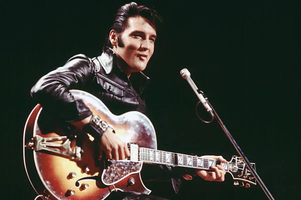 anuncios muerte elvis presley - Qué edad tenía Elvis cuando murió su madre