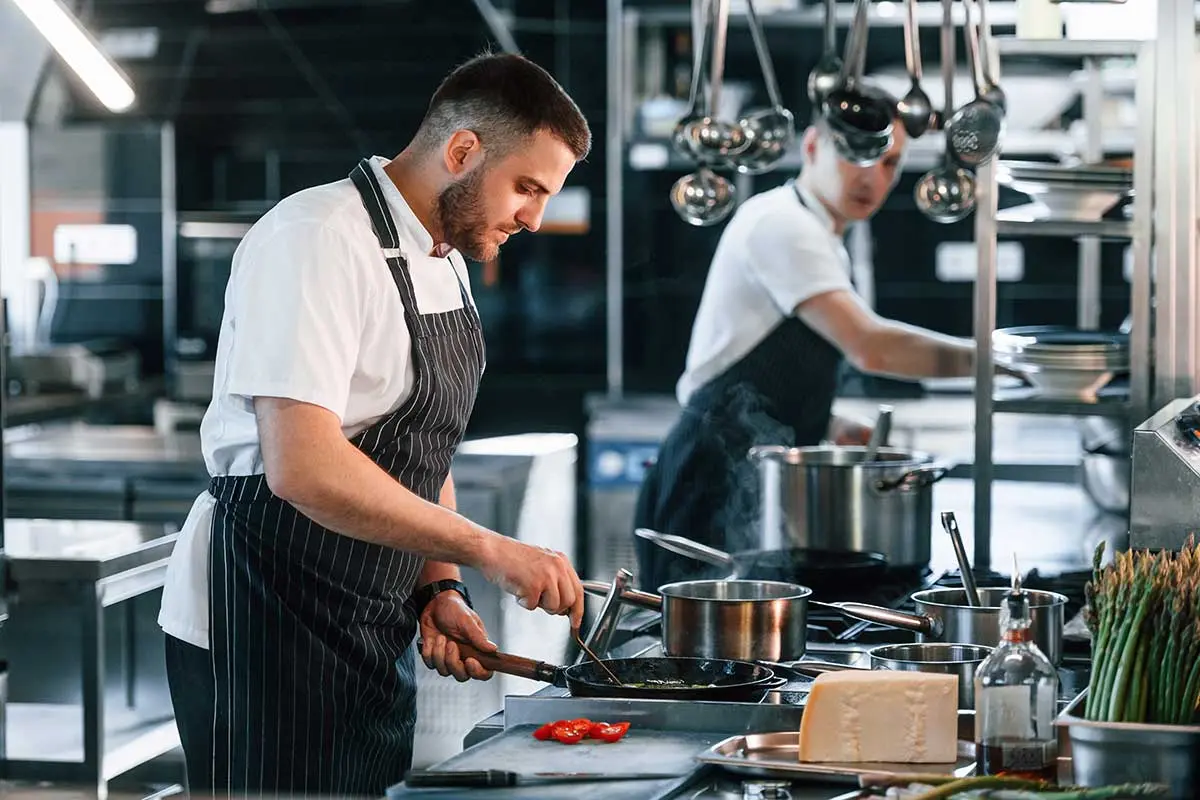 El Uniforme Ideal en el Área de Marketing: Guía Completa - Qué representa el uniforme en una empresa como debe ser el uniforme dentro del area de marketing - Qué representa el uniforme en una empresa