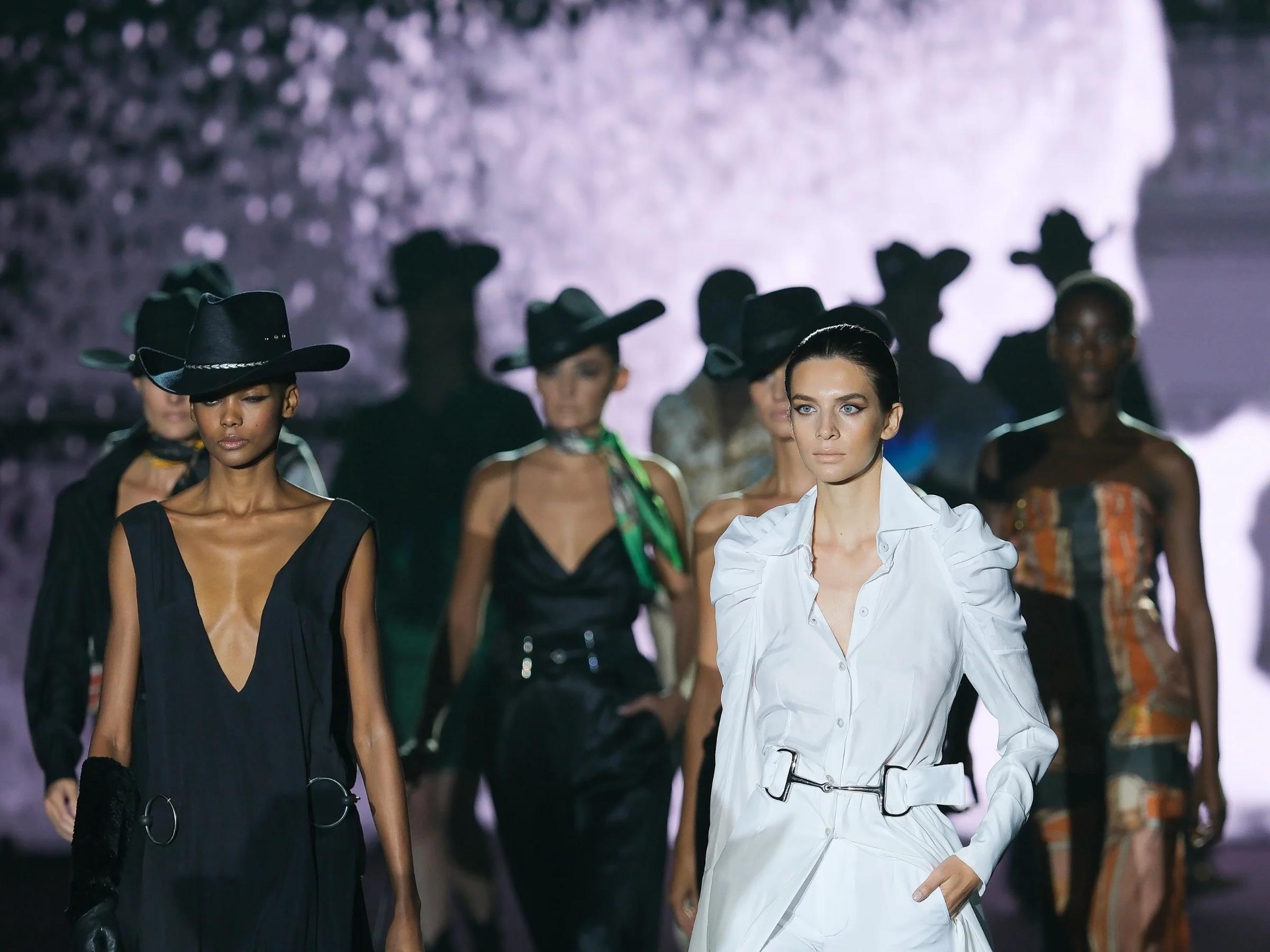 <b>Anuncios de Desfiles de Moda: La Guía Definitiva</b> - Qué significa desfile de moda anuncios de desfiles de moda - Qué significa desfile de moda