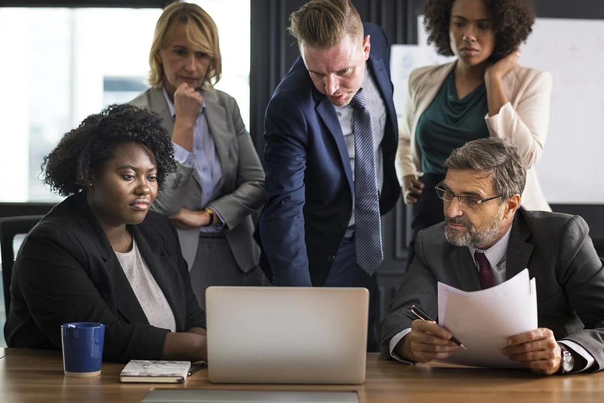 Fuerzas Políticas y Legales en el Marketing: Un Análisis PESTEL - Qué son los factores legales fuerzas politicas y legales del marketing - Qué son los factores legales