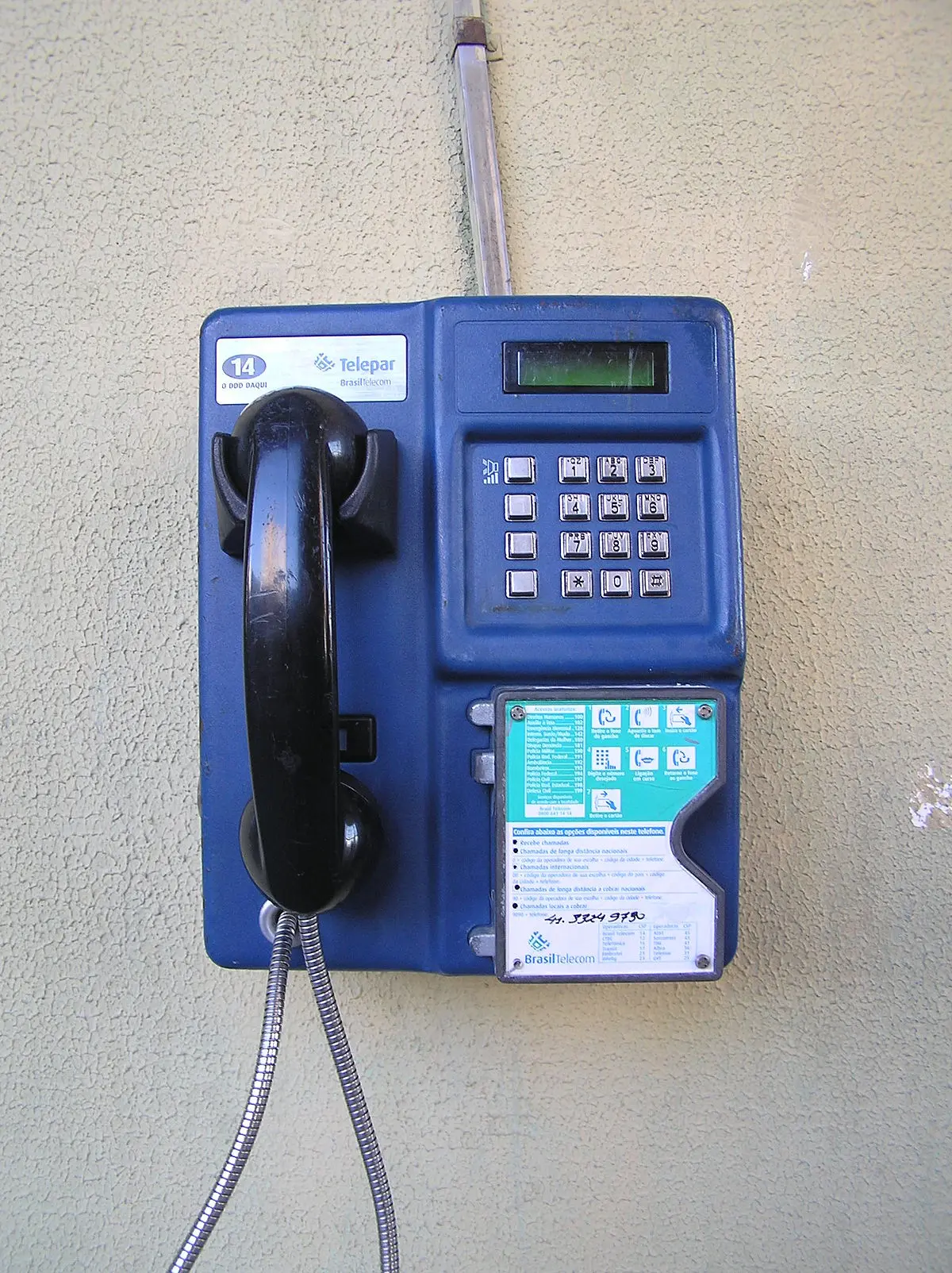 Anuncios en Cabinas Telefónicas: Una Oportunidad Publicitaria en Desuso - Quién creó las cabinas telefónicas anuncios cabina telefonica - Quién creó las cabinas telefónicas