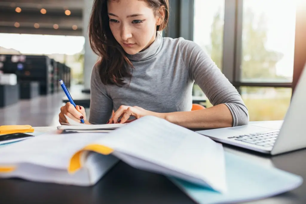 Cómo conseguir un trabajo de marketing de nivel inicial - What is an entry-level marketing role how to get an entry level marketing job - What is an entry-level marketing role